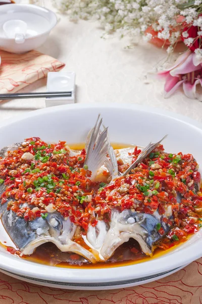 Pratos de restaurante, cabeça de peixe — Fotografia de Stock