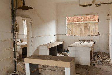 Terk edilmiş binada mobilyalar.