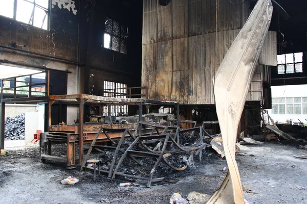 Fábrica de cena bagunçada após o incêndio — Fotografia de Stock