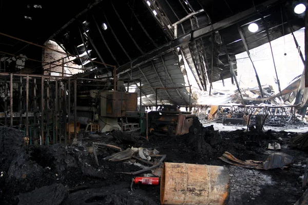 Scena disordinata di fabbrica dopo l'incendio — Foto Stock