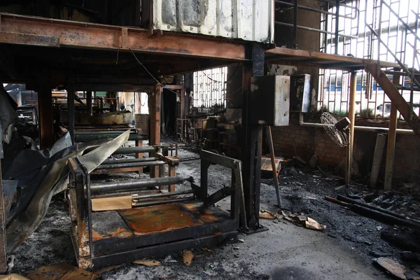 Unordnung in der Fabrik nach dem Brand — Stockfoto