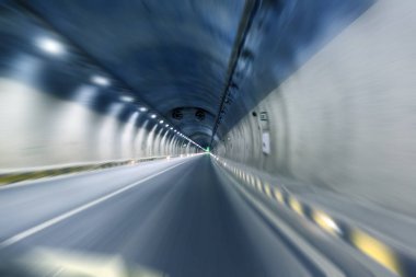 Boş otoban tüneli, yol