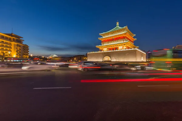 Por la noche, el edificio de la ciudad de Xian — Foto de Stock