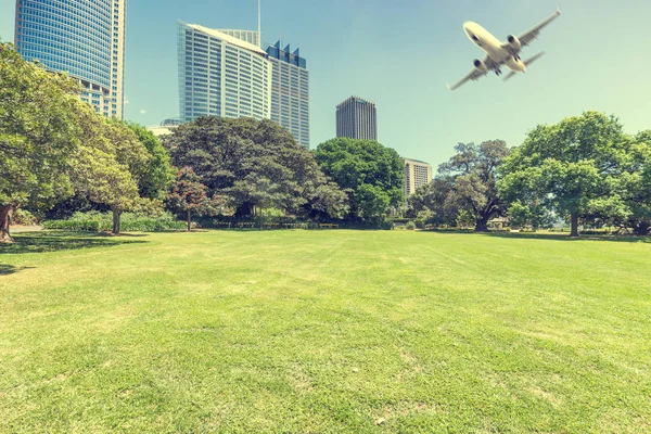 悉尼城市建筑和现代航空运输 — 图库照片