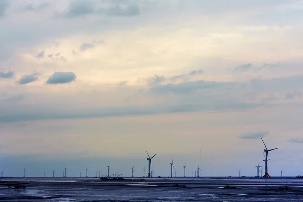 Windkraftanlagen an der Küste — Stockfoto