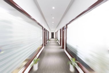 Bulanık ofis koridoru, iç mekan.