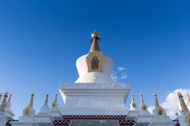Mavi gökyüzü arkaplanı üzerine Tibet pagoda