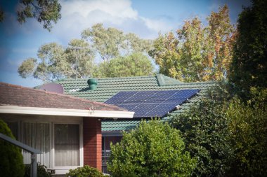 çatısında güneş panelleri