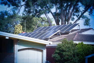 çatısında güneş panelleri