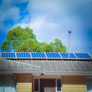 çatısında güneş panelleri