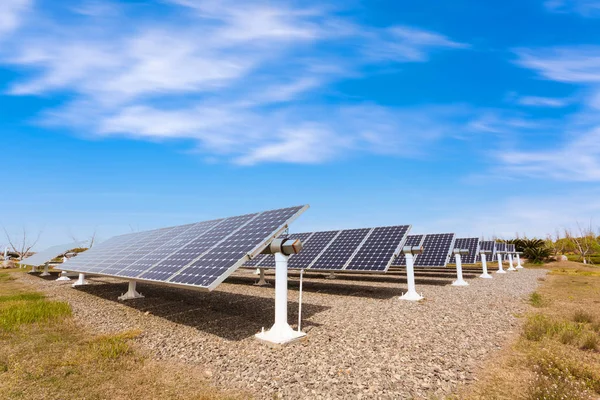 Nuevos paneles solares de energía — Foto de Stock