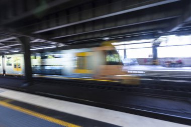 Boş Sydney metro platformu