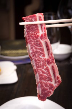 Çubuklarda çiğ biftek, yakın çekim.