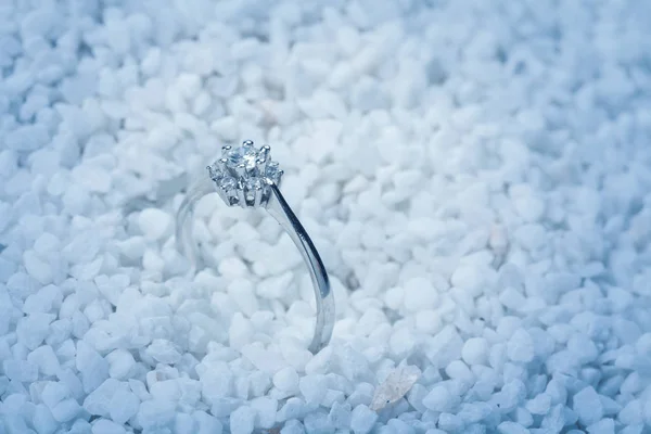 Bellissimo anello di diamanti — Foto Stock