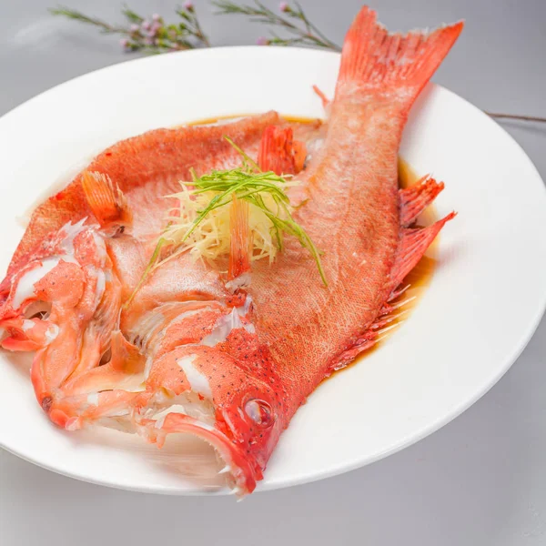 Китайська кухня червоний морський окунь — стокове фото