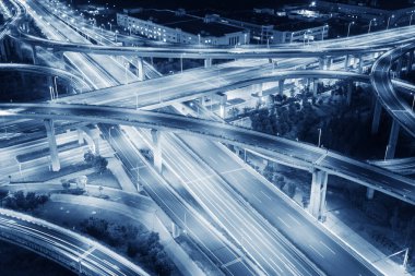 Akşamları, otoyol üst geçidi.