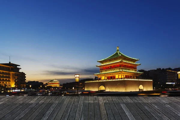 Xi 'an, China Monumentos Torre del Reloj y la carretera de tráfico por la noche — Foto de Stock