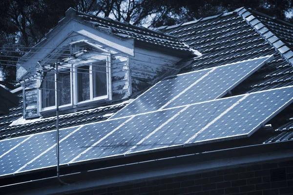 Dachowe kolektory słoneczne — Zdjęcie stockowe