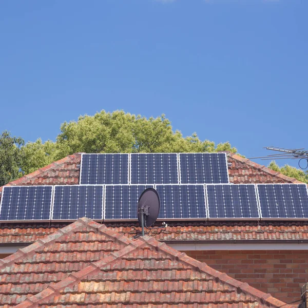 Çatı güneş panelleri — Stok fotoğraf