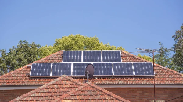 Крыши солнечных батарей — стоковое фото