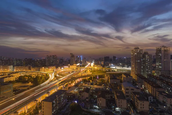 À noite o viaduto via expressa — Fotografia de Stock