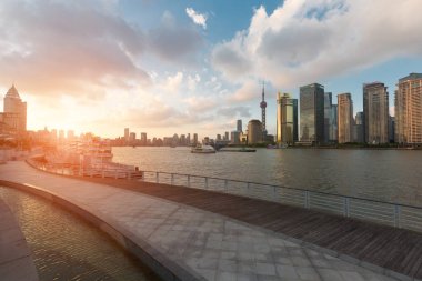 Pudong, Shanghai, Çin şehir manzarası ve nehir yollar