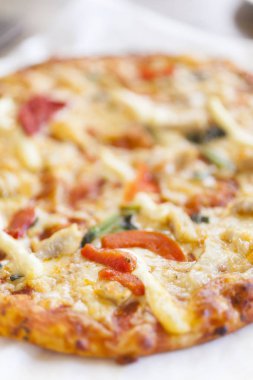 Mozzarella ve domatesli pizza. Kapat.