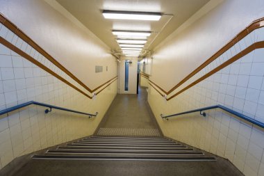 Boş genel yeraltı geçidi