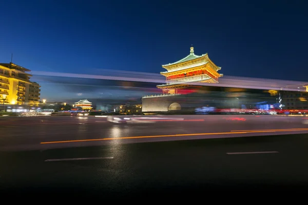 Xian edificio de la ciudad por la noche — Foto de Stock