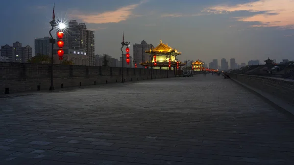 Murallas antiguas de la ciudad de China en Xian — Foto de Stock