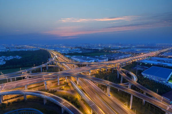 城市夜间公路立交桥 — 图库照片