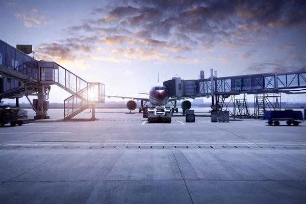 Avión aeropuerto y pabellón de embarque — Foto de Stock
