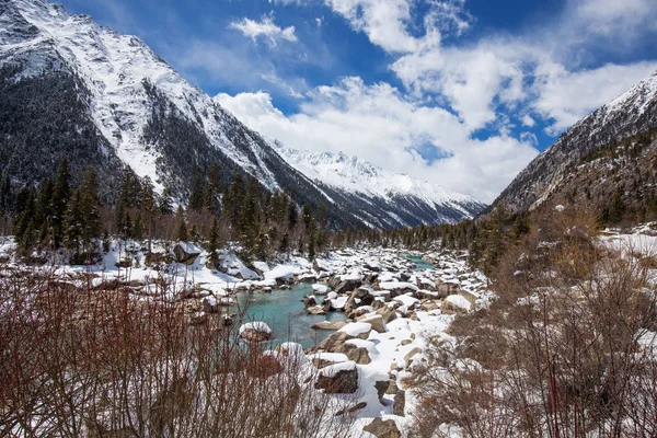 Nieve y río al aire libre — Foto de Stock