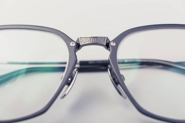 Metal çerçeveli gözlük