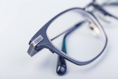 Metal çerçeveli gözlük