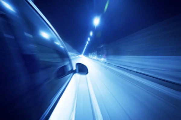 Bilen i tunnelen – stockfoto