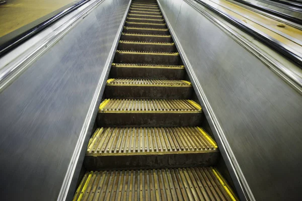 Primer plano de las escaleras mecánicas —  Fotos de Stock