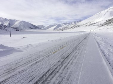Karlı dağ yolu