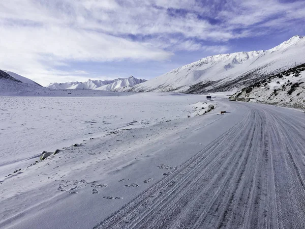 Estrada de montanha nevada — Fotografia de Stock