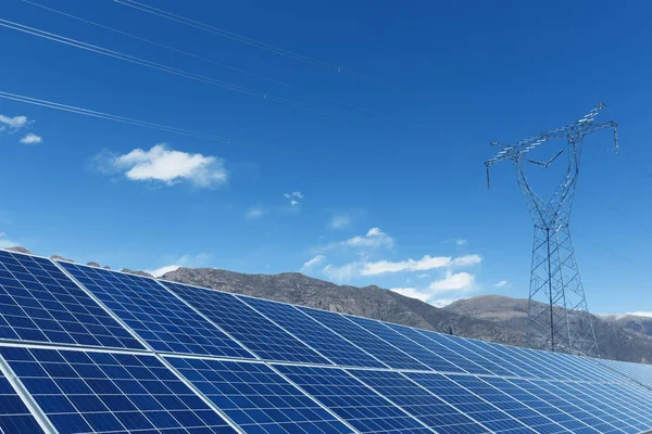 Plantas de energía solar y torres eléctricas — Foto de Stock