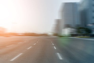 şehir yolu ve modern binalar