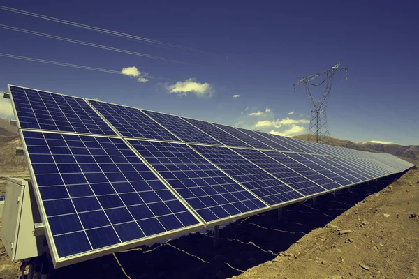 Paneles solares montaña al aire libre, tono azul — Foto de Stock