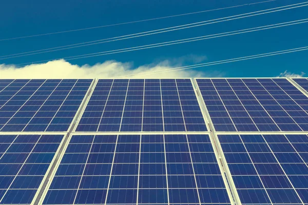 Solarkraftwerke und Strommasten — Stockfoto