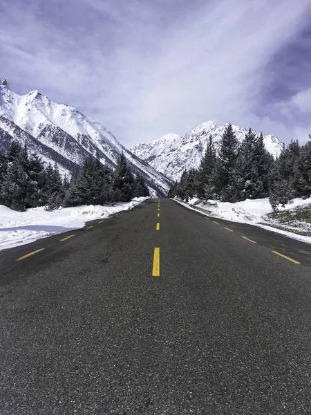 China Tibet, outdoor mountain road pavement — Stock Photo, Image