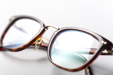 Gözlükler beyaz arkaplanda izole edildi