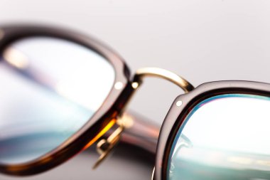 Gözlükler beyaz arkaplanda izole edildi