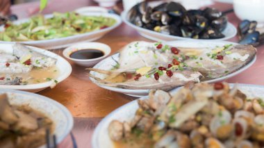 Tabaklar masanın üstünde.