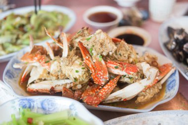 Kızarmış yengeçler, yaklaşın.