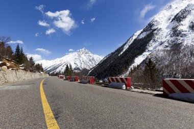 Sichuan-Tibet otoyol Chengdu, Sichuan Eyaleti, başkenti Doğu'başlar ve Lhasa, Tibet Özerk Bölgesi başkenti biter. Çin'deki en tehlikeli otoban olduğunu.