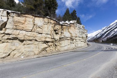 Sichuan-Tibet otoyol Chengdu, Sichuan Eyaleti, başkenti Doğu'başlar ve Lhasa, Tibet Özerk Bölgesi başkenti biter. Çin'deki en tehlikeli otoban olduğunu.